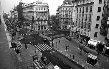 Η Mariahilfer Straße πριν (αριστερά) και µετά (δεξιά) την κατασκευή της U3 και την νέα διαµόρφωση της.