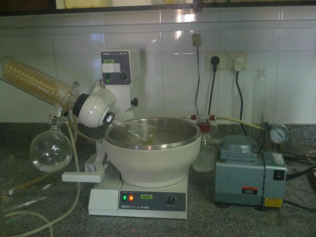 دستگاه تقطیر در خال Rotary Evaporator در بسیاری از روش های آماده سازی ماده مورد نظر در حاللی حل شده و از نمونه جدا می گردد اما جداسازی ماده از حالل ممكن است به سادگی ممكن نباشد.