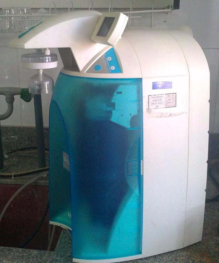 دستگاه دآیونایزر آب Water Deionizer این دستگاه برای تامین نیاز آزمایشگاه به مقادیر نسبتا كم )1 تا 16 لیتر( آب درجه 1 )Ultrapure( با مقاومت 16 18.2 و كربن آلی تام )TOC( كمتر از ppb MΩ.