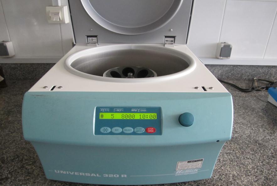 سانتریفیوژ یخچال دارآزمایشگاهی Laboratory Centrifuge از انواع متداول سانتریفیوژهای آزمایشگاهی می توان به سانتریفیوژ شناور و سانتریفوژ زاویه ثابت اشاره نمود: در سانتریفوژهای شناور out( )Swing جایگاه