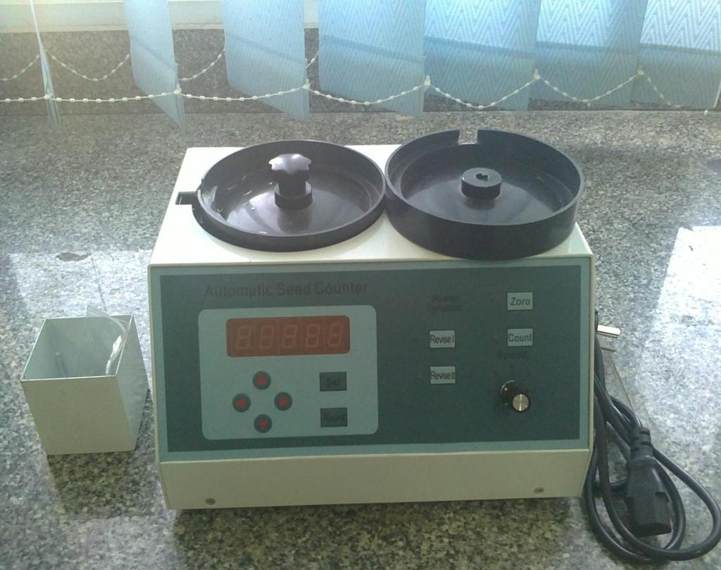 دستگاه شمارش هزار دانه وزن دانه بر حسب وزن هزار دانه بیان می شود و تابعی است از اندازه و دانسیته دانه.