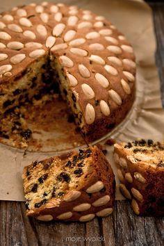 3)Dundee cake: Eίναι ένα διάσημο παραδοσιακό Σκοτσέζικο κέικ φρούτων με πλούσια γεύση. Περιέχει σταφίδες, αμύγδαλα και μερικές φορές φλούδες φρούτων.