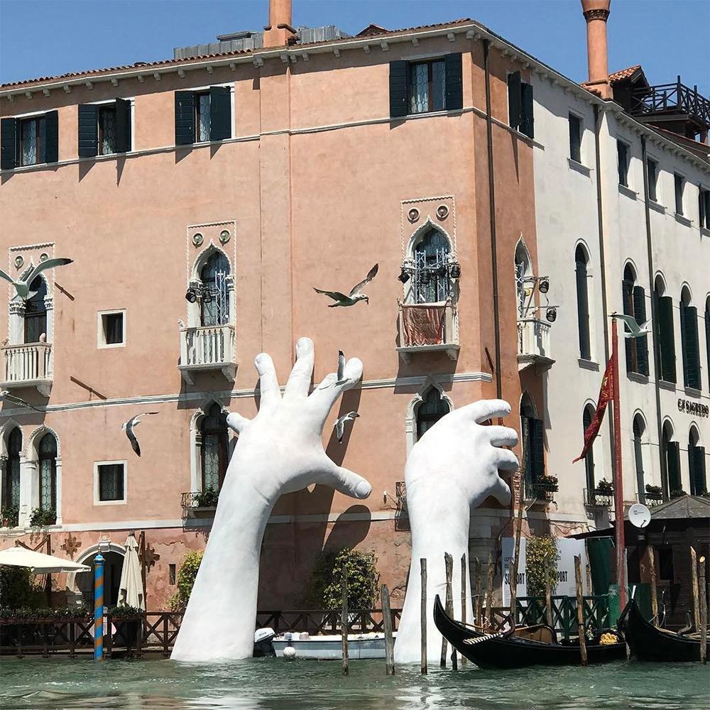 Πλημμύρες Γλυπτό «χέρια» που ανεβαίνουν από το νερό στη Βενετία για να