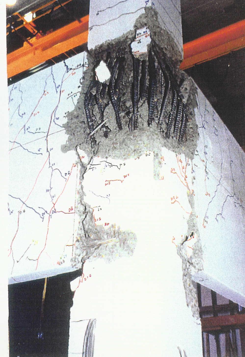 τοιχώµατος (Σεισµός Αθήνας 1999, Γιαννόπουλος Π.), β) Καµπτοδιατµητική αστοχία σε κεφαλή υποστυλώµατος (Σεισµός Αθήνας 1999, Γιαννόπουλος Π.