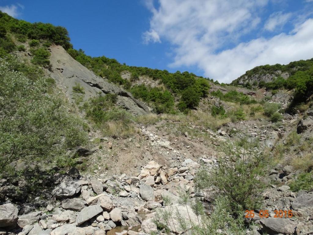 Φωτογραφία 7.7. Η ίδια κατολίσθηση με τη φωτογραφία 7.6. στην περιοχή του φρέατος ανάπαλσης Το ύψος των υπερκειμένων κυμαίνεται από 80 μέχρι 35 m. Η γεώτρηση ΜΕ/ΣΤ-1 αντιστοιχεί στο τμήμα αυτό.