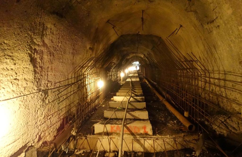 Ακόμα μία σήραγγα που έχει διανοιχτεί στην υπό μελέτη περιοχή είναι η κεκλιμένη σήραγγα καλωδίων και