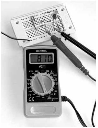 Slika 72: Drugo možnost ponuja funkcija testa diod merilnika Voltcraft VC-11. Pri prikazani izmerjeni vrednosti, bo dioda merjena v prevodni smeri.