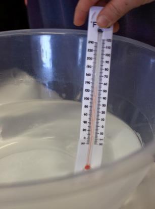 Extension Διαδικασία ψύξης του νερού Τοποθετήστε το θερμόμετρο μέσα σε μια λεκάνη με ζεστό νερό και μετρήστε τη θερμοκρασία του νερού κάθε 2 λεπτά. Οι μετρήσεις δίδονται στο πιο κάτω πίνακα. Λεπτά.