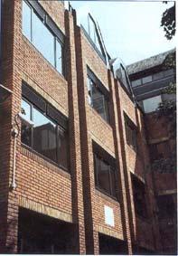 Σχ. 5. Πανεπιστηµιακό κτίριο στο Thames Αθήνα Valley στην Μεγάλη Βρετανία Σχ. 6. Πανεπιστηµιακό κτίριο Ε.Μ.Π. στην Όπως είναι φανερό, η µορφολογία κάθε κτιρίου καθοδήγησε την εφαρµογή συγκεκριµένων προτάσεων, οι οποίες βελτιώνουν την βιοκλιµατική λειτουργία, αλλά και την περιβαλλοντική του εικόνα.