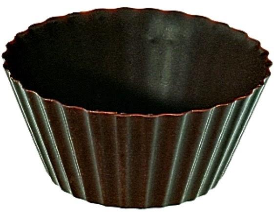 Για τις σοκολατένιες κούπες: 8 χαρτάκια για μάφινς, ή φορμάκια σιλικόνης για μάφινς 400 γρμ. κουβερτούρα 55% κακάο 1/4 κουτ. γλ.