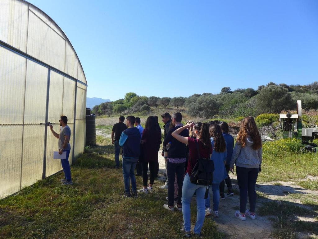 Εδώ, ο υπεύθυνος της παρουσίασης μας εξηγεί τη φιλοσοφία του τμήματος αλλά και τη χρησιμότητα των εγκαταστάσεων.