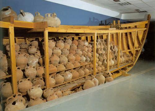 Πάπυροι - Επιστημονικό Περιοδικό Είκοσι χρόνια από το «Ταξίδι της επιστροφής». Είκοσι χρόνια Μουσείο Βυζαντινού Πολιτισμού μενα μεταλλικά πλαίσια.
