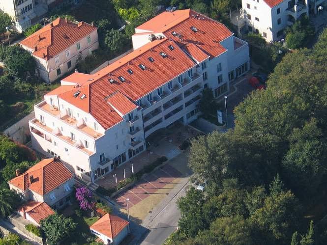 odrasla osoba -30% -30% -30% -30% odbitak noćenje s doručkom 2,50 2,50 2,50 2,50 TIP A 4 NA 2.340 2.590 3.475 4.485 APARTMANI BON REPOS TIP C 5 NA 2.460 2.970 3.665 4.860 TIP B 6 NA 3.033 3.475 4.860 6.