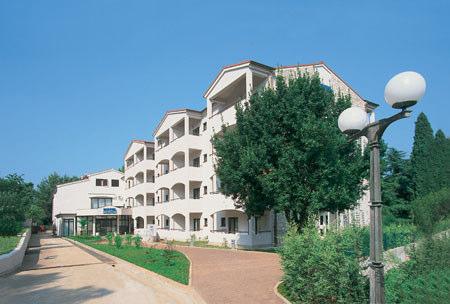 POREČ Hotel je smješten u mirnoj, zelenoj četvrti, tek nekoliko minuta ugodne šetnje od centra Poreča. Raspolaže ograđenim parkiralištem u vlastitom parku.