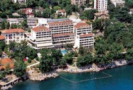 HOTEL EXCELSIOR **** Smješten direktno na moru, udaljen samo 200 metara od središta živopisnog gradića Lovrana.