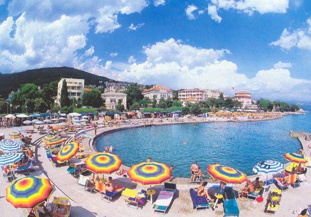 Sobe: 177 soba i apartmana, većina sa balkonom ili terasom, telefonom, TV, mini-barom, klima Sadržaj: 2 otvorena bazena (za odrasle i djecu), zatvoreni bazen sa grijanom morskom vodom, vlastita