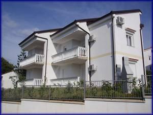 ležaj na upit; prijava 4 kn jednokratno OPATIJA Smještena podno planine i parka prirode UČKA, Opatija (u prošlosti poznata i pod imenom Abbazia) pruža izvrstan odabir za odmor ljeti i zimi.