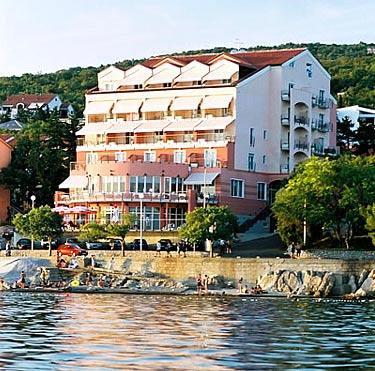 ležaju, Odbitak: za ND -15 kn/osoba/dan, Doplata: boravak kraći od 3 dana +20%; 1/2 kao 1/1 +60,00 kn na cijenu 1/1 sobe; dječji krevetić +36 kn/dan; hladnjak +36 kn/dan; puni pansion za više od 3