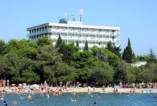 Murteru, 45 km od Zadra i 110 km od Spllita. Otok je povezan kopnom s mostom. Objekt raspolaze sa nekoliko smjestajnih jedinica u krugu Aparthotela, tj. maximalno 127 kreveta. U dvoristu je parking.