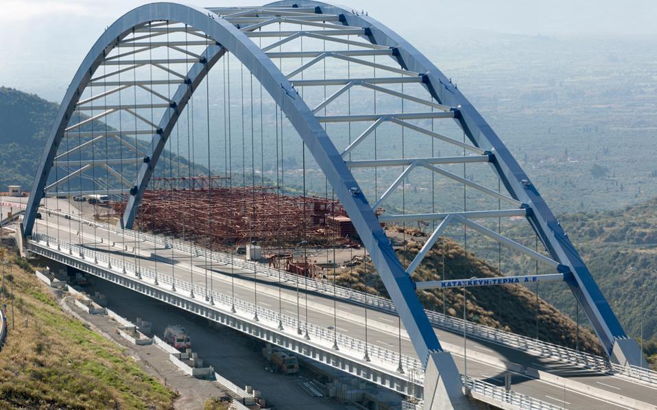 Εικόνα 10 Η τοξωτή γέφυρα της Τσάκωνας με μήκος 390 μέτρα είναι πηγή περηφάνειας για τους Έλληνες μηχανικούς.