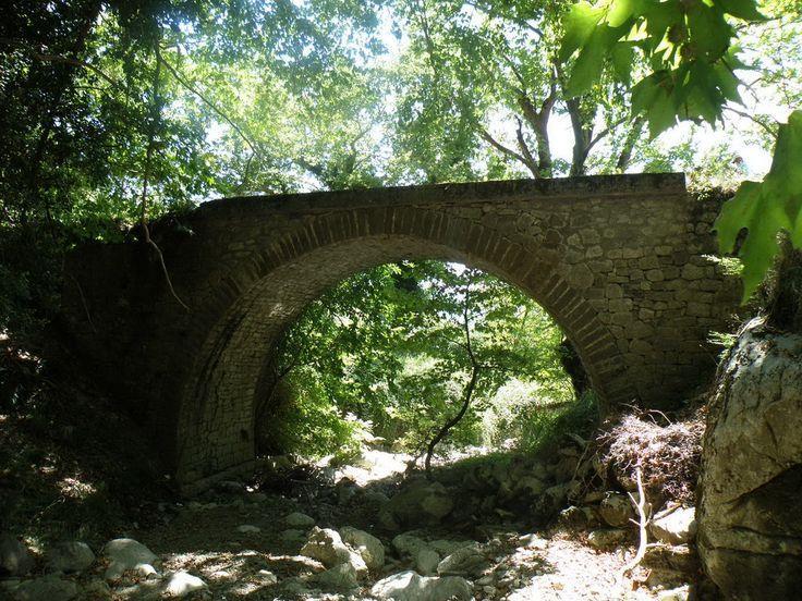 3.5.11 ΓΕΦΥΡΙ ΣΤΟ ΡΕΜΑ ΤΟΥ ΤΣΑΓΚΑΡΑΚΗ. Εικόνα 39 Γεφύρι στο Ρέμα του Τσαγκαράκη. Το συναντάμε μπαίνοντας στο χωριό Αθαμάνιο από τον παλιό δρόμο.