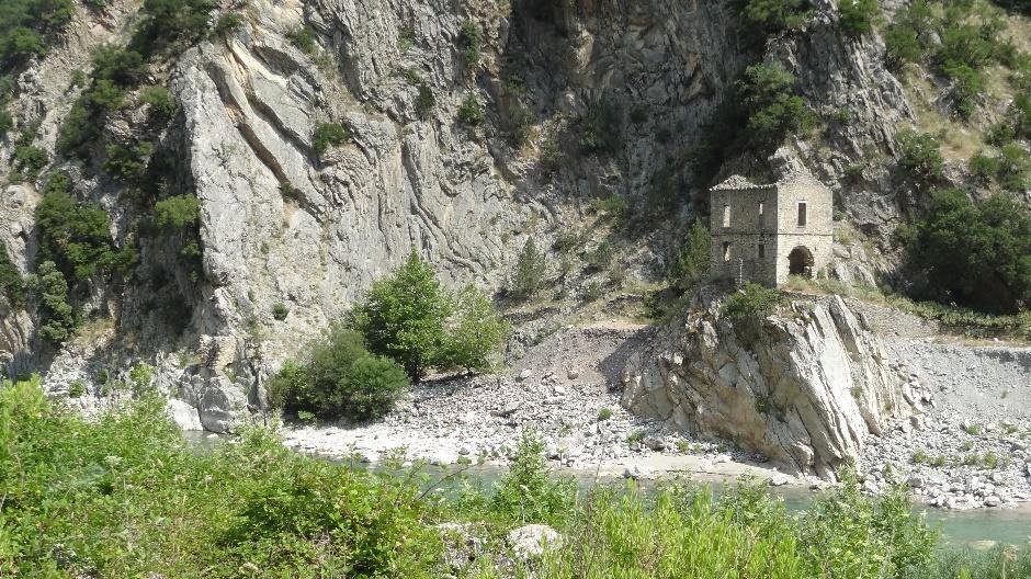 Χτισμένο το 1514 γεφύρωνε τις δύο όχθες του Αχελώου και με άνοιγμα τόξου 49,50 μ. αποτελούσε τη μεγαλύτερη γέφυρα στα Βαλκάνια ίσως και την Ευρώπη.