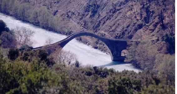 Γεωλογικώς, η περιοχή της γέφυρας δομείται από την κατώτερη σειρά του φλύσχη της Ιονίου Ζώνης (αδιαίρετος φλύσχης 1-3Fi), ηλικίας Ανώτερου Ηωκαίνου Ολιγοκαίνου, που περιλαμβάνει εναλλαγές ψαμμιτικών