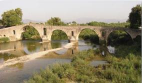 Στην προβιομηχανική Ελλάδα, το κύριο δομικό υλικό ήταν η πέτρα και ένα από τα πιο σημαντικά προβλήματα που απασχολούσαν τους κατοίκους περισσότερο της ηπειρωτικής και λιγότερο της νησιωτικής υπαίθρου