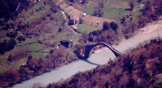 Εικόνα 50 Η μορφολογία του εδάφους στην αριστερή (ανατολική) όχθη του ποταμού είναι πολύ ήπια (πεδινό ανάγλυφο) και ο φλύσχης εμφανίζεται εντόνως αποσαθρωμένος επιφανειακώς, με αποτέλεσμα οι συνθήκες