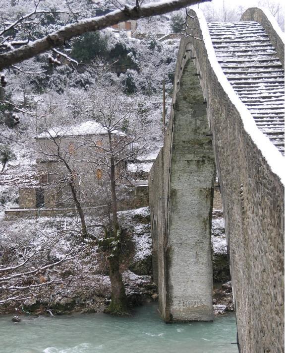 του βάθρου είχε διαβρωθεί λόγω της τύρβης που δημιουργείται στην εσοχή μεταξύ πλατάνου και βάθρου.