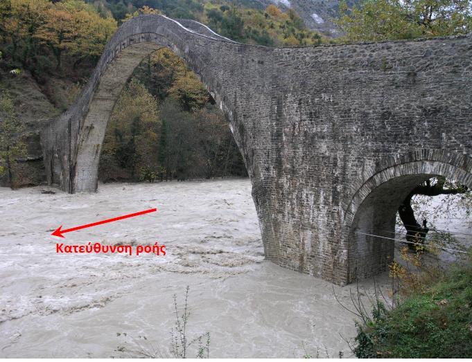 Ο πλάτανος φαίνεται χαρακτηριστικά πίσω από το βάθρο, και στην επόμενη φωτογραφία που λήφθηκε το φθινόπωρο του 2011 (από την κατάντη πλευρά της αριστερής όχθης του Αράχθου).