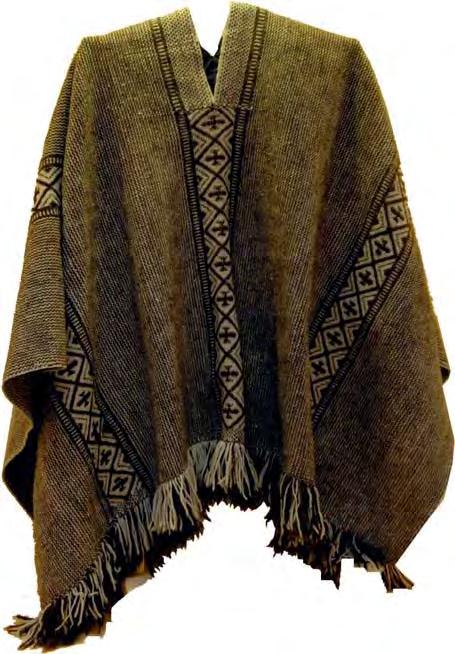 Museo Artesanía Chilena. Hea käsitööoskusega naisi hindasid maputšed kõrgelt näiteks pidi peigmees hea kudujaga abielludes andma tavalisest suurema kaasavara.
