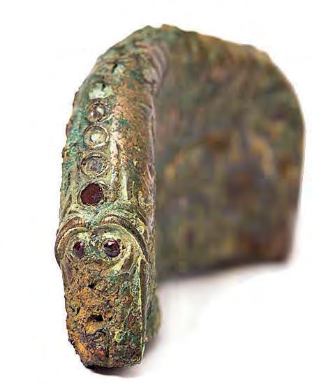 Kullatud pronksist ja väärisgranaatidega ehitud mõõgapideme nupu servas on kujutatud ilmselt müütilist ürghunti Fenriri.