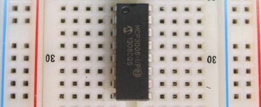 Πριν συνδέσουμε το MCP3008 με το Raspberry Pi είναι αναγκαίο να τοποθετήσουμε πρώτα το MCP3008 στο breadboard. Θέλει ιδιαίτερη προσοχή πως θα τοποθετήσουμε το MCP3008 στο breadboard.