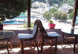 NEREIDES 2* Στα πολυτελή studios και suites θα θαυμάσετε την απέραντη θέα του Αιγαίου, θα χαλαρώστε στην υπέροχη πισίνα και η διαμονή θα σας μείνει αξέχαστη για πάντα!