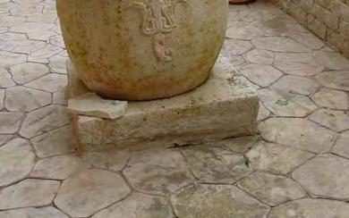 και γλύπτη Προσαλέντη, στήθηκε σε πλατεία του Αργοστολίου.