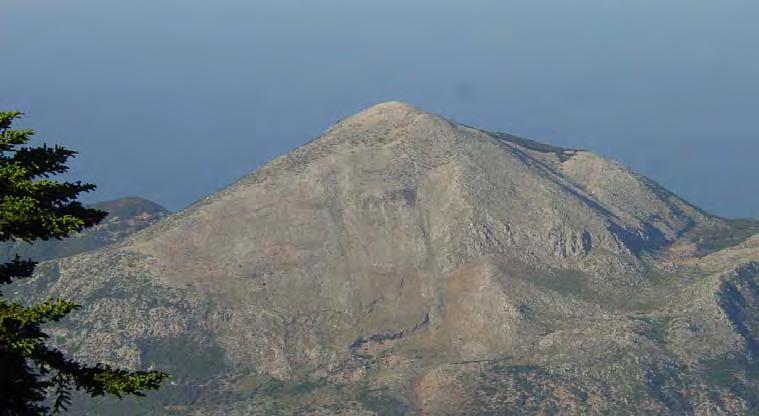 coccifera, και πυκνή μακκία από κεδροκυπάρισσα (Juniperus phoenicea), Arbutus unedo, σχίνα (Pistacia lentiscus) κ.ά., κυριαρχεί τώρα η πέτρα, ο βράχος και το αποψιλωμένο από τη βλάστηση έδαφος.