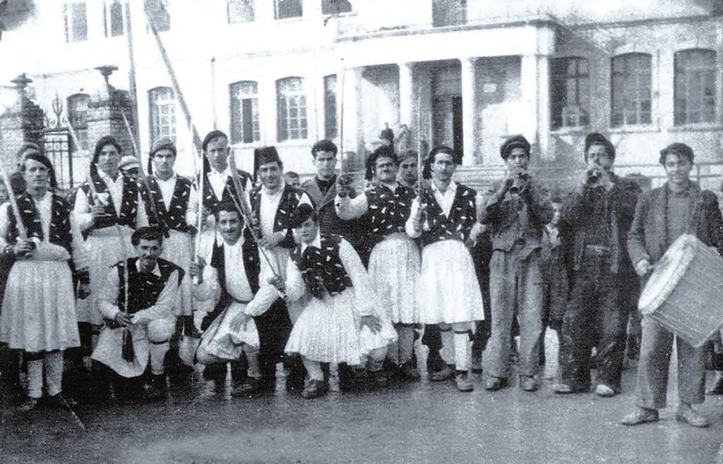 Η ΠΑΡΑΔΟΣΙΑΚΗ ΦΟΡΕΣΙΑ ΤΩΝ ΧΩΡΙΩΝ ΤΟΥ ΚΑΜΠΟΥ ΤΗΣ ΝΑΟΥΣΑΣ Στις αρχές του 20ου αιώνα, πριν τη Μικρασιατική καταστροφή του 1922 και την έλευση των Ποντίων, στα χωριά του κάμπου της Νάουσας οι ντόπιοι