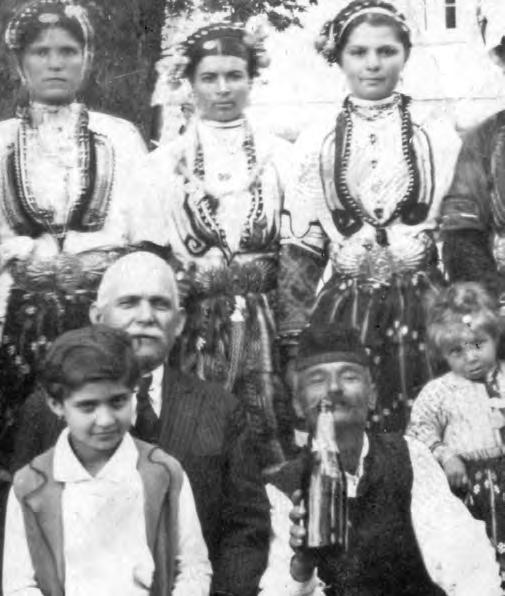 δια κάθε Χρηστιανόν Αμήν». Το γιλέκο ήταν μαύρο ή σκούρο μπλε με πολλά χρυσά γαϊτάνια, αρκετά ανοιχτό μπροστά, για να φαίνεται το κεντημένο πουκάμισο.