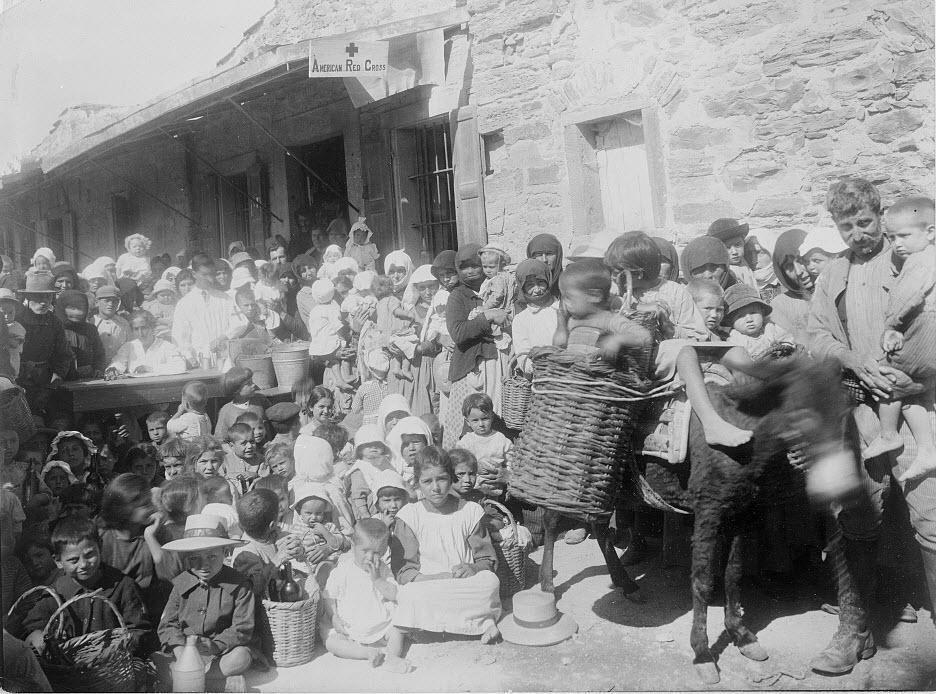 Εικόνα 19: Παιδιά που λαμβάνουν τρόφιμα από την Επιτροπή του