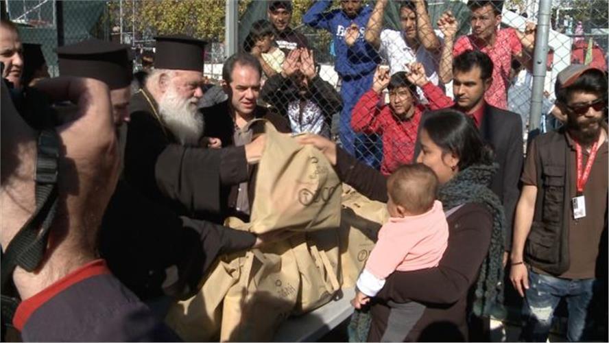 Πηγή: Πρώτο Θέμα Εικόνα 24: Ο Αρχιεπίσκοπος Ιερώνυμος προσφέρει βοήθεια στους πρόσφυγες στο νησί της Σάμου το 2015, Φώτο: Χρήστος Μπόνης.