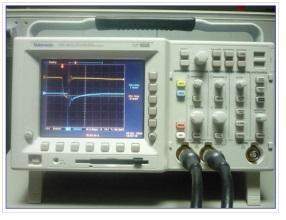 (στ) Παλμογράφος Tektronix TDS 352 Ο παλμογράφος που χρησιμοποιήθηκε (μοντέλο της Tektronix) λειτουργεί με εύρος ζώνης στα 5MHz, διαθέτει δύο κανάλια, οθόνη διαστάσεως 6 in (=165mm) και ανάλυσης 64