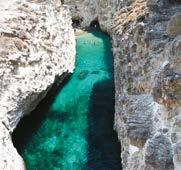 16 Κάθε παραλία, ένας διαφορετικός κόσμος! Every beach a different world! Η Αγ. Κυριακή είναι μια πανέμορφη παραλία με καταγάλανα νερά και μεγάλη αμμουδιά.