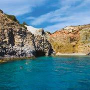 Εάν καταφέρετε και φτάσετε στην αμμουδιά, θα αποζημιωθείτε από τα πεντακάθαρα, σμαραγδένια νερά, αγκαλιασμένα από τα πανύψηλα βράχια.
