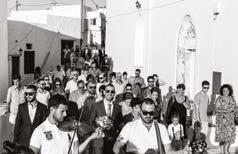 Ακόμη, αναλαμβάνουν τη φωτογράφιση και τη βιντεοσκόπηση κάθε σημαντικού για σας γεγονότος.