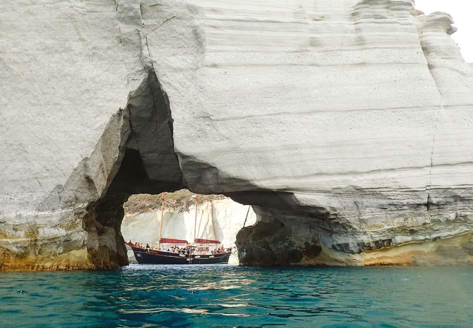 Γνωρίζοντας τη Μήλο Getting to know Milos Στιγμές από την ιστορία της Moments in Milos history Μικρά θαύματα της φύσης Little miracles of nature Στάση σε χωριά και οικισμούς A look at villages and