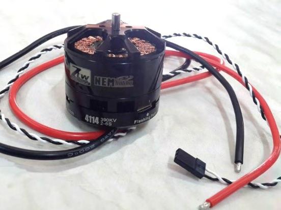 9 εικονίζεται ο κινητήρας ΝΕΜ 4114-390KV Built-in ESC 40A OPTO ESC [10] ο οποίος περιέχει τον ελεγκτή ταχύτητας στο σώμα του, λύνοντας το πρόβλημα της χωροταξικής διαχείρισης των ελεγκτών.