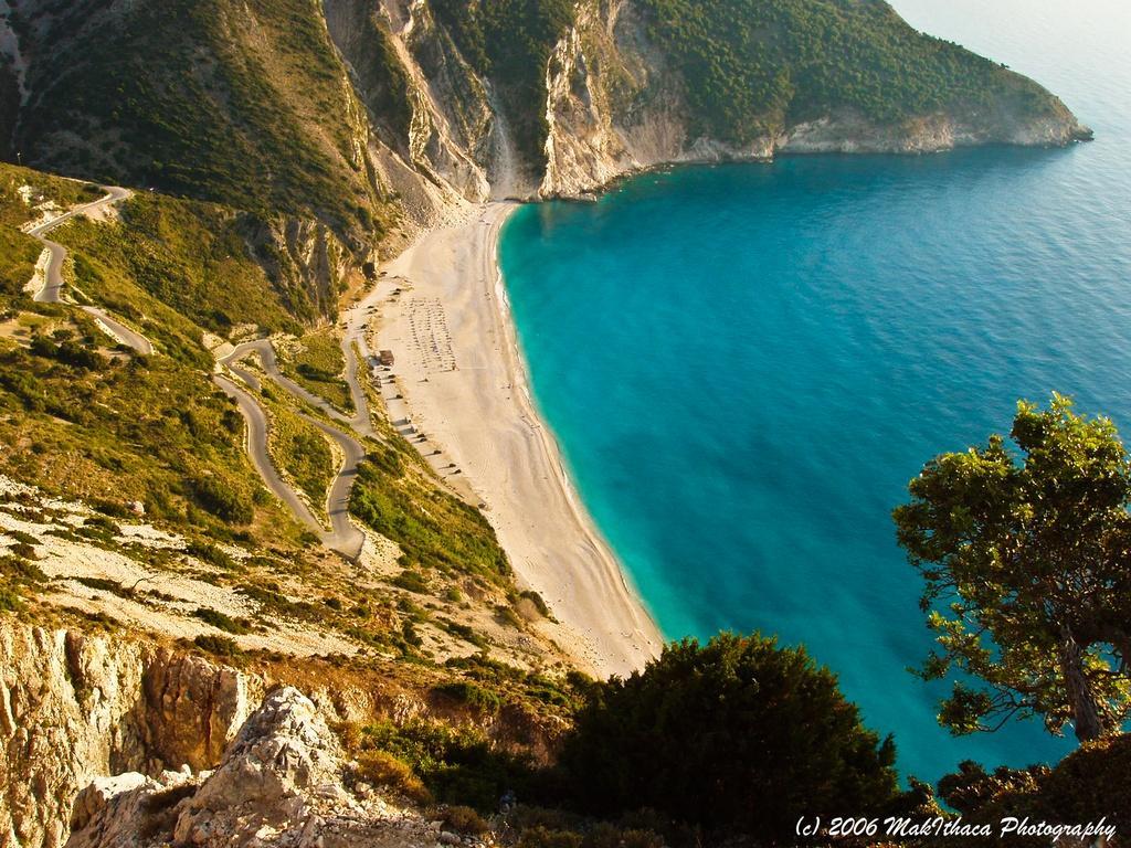 Κεφαλονιά Η Κεφαλονιά αποτελεί ιδανικό προορισμό για διακοπές, καθώς είναι ένα κοσμοπολίτικο νησί και πολυσύχναστο θέρετρο με παραδοσιακά χαρακτηριστικά και πλούσια φυσική ομορφιά. ακτές.