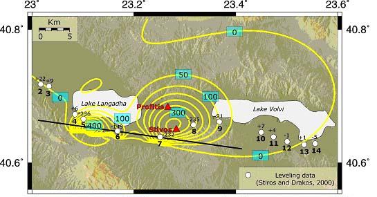 . α) Προτεινόμενο προσομοίωμα ολίσθησης με τα επίκεντρα των προσεισμών και μετασεισμών και του κυρίως σεισμού του 978