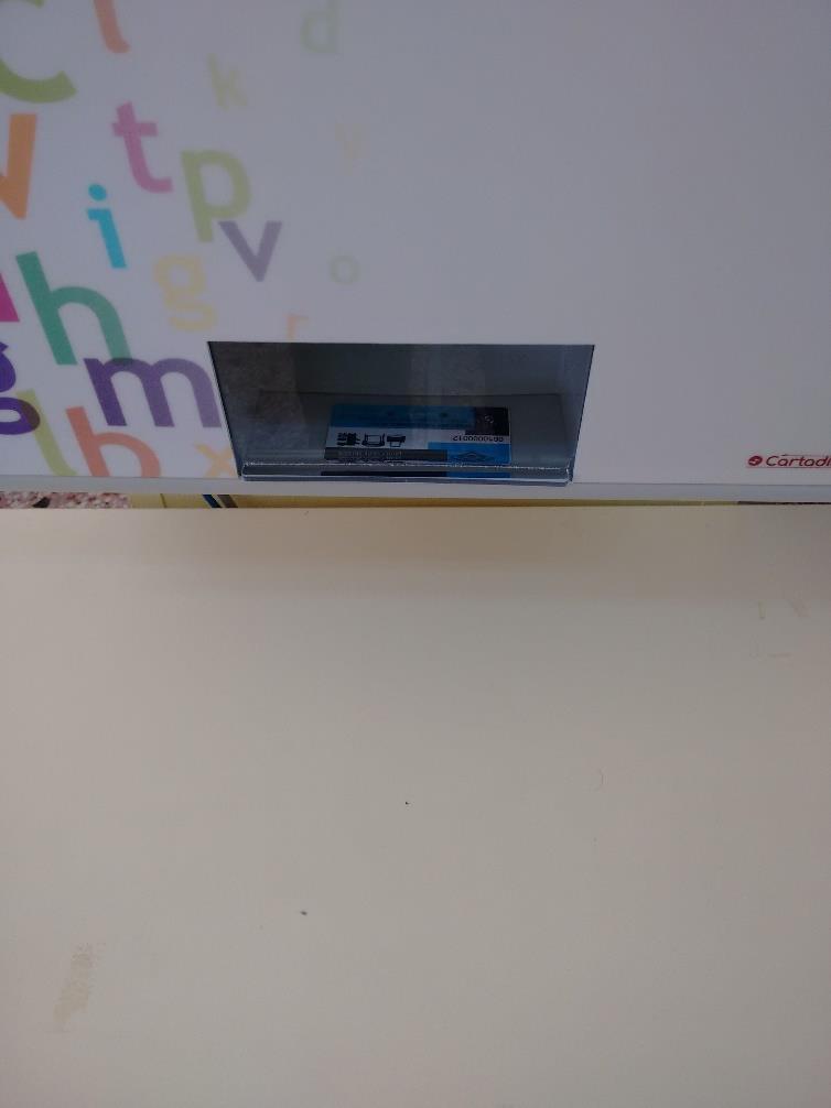 Εικόνα 2.9 Παραλαβή κάρτας 2.2 Χρηματική πίστωση 1. Περάστε την κάρτα σας αργά από την ειδική περιοχή ανάγνωσης καρτών (Εικόνα 2.10 (1)).